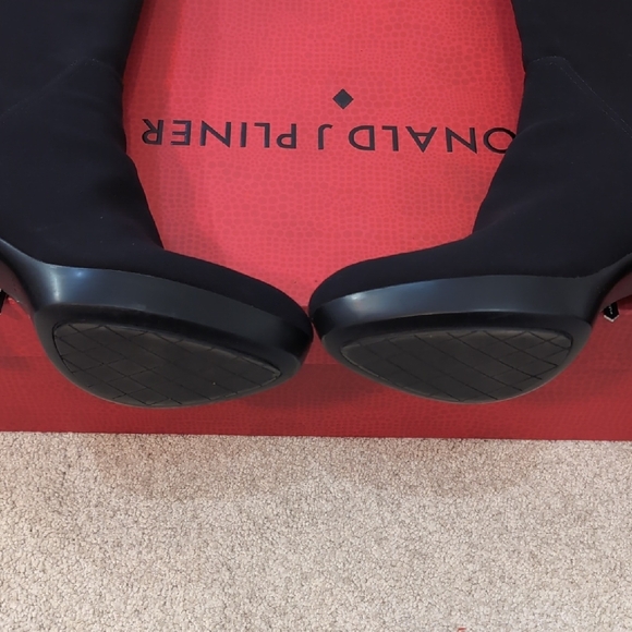 Donald J. Pliner Elegant Black Heeled Boots - Picture 8 of 11